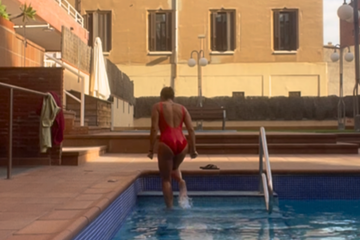 Persona saliendo de una piscina fría, ritual diario de exposición al frío en invierno — biohacking Vital Hacks.